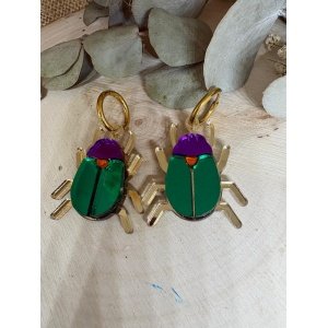 Pendientes Escarabajo Diseño exclusivo JudithconAlma Inspirados en la belleza y el simbolismo del escarabajo, estos pendientes destacan por su colorido vibrante y su diseño original lleno de personalidad. Una pieza única que no pasa desapercibida y que aporta un toque artístico, moderno y elegante a cualquier look. Cada detalle ha sido cuidadosamente diseñado, combinando diferentes tipos de metacrilato para crear un efecto visual espectacular, con contrastes de color y brillo que capturan la luz de forma única.