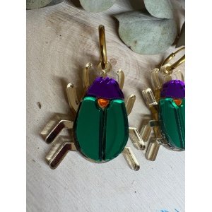 Pendientes Escarabajo Diseño exclusivo JudithconAlma Inspirados en la belleza y el simbolismo del escarabajo, estos pendientes destacan por su colorido vibrante y su diseño original lleno de personalidad. Una pieza única que no pasa desapercibida y que aporta un toque artístico, moderno y elegante a cualquier look. Cada detalle ha sido cuidadosamente diseñado, combinando diferentes tipos de metacrilato para crear un efecto visual espectacular, con contrastes de color y brillo que capturan la luz de forma única.