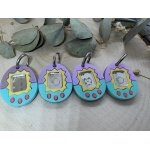 Los Pendientes Tamagotchi son un accesorio divertido y lleno de nostalgia inspirado en el mítico juguete virtual de los años 90. Un diseño colorido y original que combina metacrilatos espejo, pastel e iridiscentes para recrear la icónica forma del Tamagotchi con sus personajes más queridos. Características Diseño inspirado en el clásico Tamagotchi retro Personajes disponibles: Mametchi y Kutchitamatchi Posibilidad de elegir ambos iguales o uno de cada personaje Medida aproximada: 3 x 2,4 cm Fabricados con metacrilatos espejo, pastel e iridiscentes Corte de precisión con maquinaria especializada Pendientes ligeros y cómodos Diseño original con estética retro, friki y kawaii