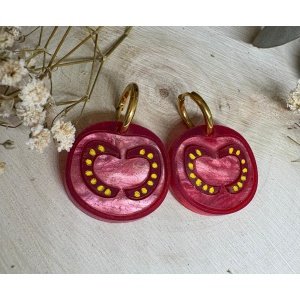 Pendientes Tomates de Metacrilato – Diseño Original y Divertido Si buscas unos pendientes originales, diferentes y con un toque divertido, los Pendientes Tomates de metacrilato son justo lo que necesitas. Un diseño único inspirado en uno de los elementos más icónicos de nuestra gastronomía, reinterpretado en forma de complemento moderno, ligero y lleno de personalidad. Cada pieza está elaborada de forma artesanal utilizando metacrilato marmoleado de alta calidad, lo que aporta ese efecto visual tan especial, con vetas y matices únicos en cada pendiente. No hay dos iguales, lo que los convierte en un accesorio exclusivo. Puedes elegir entre diferentes combinaciones para adaptarlos totalmente a tu estilo: tomate entero, rodaja de tomate o un pendiente de cada tipo, creando un look desenfadado y muy original. ✨ Características principales 🍅 Diseño exclusivo inspirado en tomates (entero y rodaja) 🎨 Metacrilato marmoleado de alta calidad ✂️ Corte láser de precisión para un acabado perfecto 📏 Medidas aproximadas: 2,2 x 2,4 cm (sin aro) 🔘 Aro disponible en dorado o plateado 🧩 Opciones personalizables: Pareja de tomates Pareja de rodajas Uno de cada (mix original) 🪶 Muy ligeros y cómodos para uso diario 💎 Hechos a mano con mimo y detalle 💖 ¿Por qué elegir estos pendientes? Estos pendientes no son solo un complemento, son una declaración de estilo. Perfectos para quienes buscan pendientes originales de metacrilato, amantes de los diseños creativos o simplemente para darle un toque diferente a cualquier outfit. Ideales también como regalo original para sorprender con algo distinto, divertido y hecho a mano.