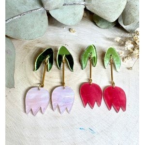 ## 🌷 Pendientes Tulipanes **Diseño exclusivo JudithconAlma** Los **pendientes Tulipanes** son una pieza delicada y llena de encanto que captura la esencia de la naturaleza en su forma más elegante. Inspirados en la silueta de los tulipanes en flor, estos pendientes combinan líneas suaves, movimiento y un juego de materiales que los convierte en un complemento único, femenino y muy especial. Fabricados con **metacrilato de importación de alta calidad**, fusionan el brillo sofisticado del metacrilato espejo en las hojas con el acabado **marmoleado y ligeramente nacarado** de los pétalos, creando un efecto visual luminoso y lleno de matices. Cada pieza refleja la luz de manera diferente, aportando un toque distintivo y artesanal. Disponibles en **rosa suave** y **rojo vibrante**, dos opciones pensadas para adaptarse a distintos estilos: desde looks románticos y delicados hasta combinaciones más atrevidas y llamativas. Su diseño alargado estiliza el rostro, mientras que su ligereza los hace perfectos para llevar durante horas sin renunciar a la comodidad. --- ### ✨ Características * 🌷 Pendientes de **metacrilato de importación de alta calidad** * 🌷 Combinación de **metacrilato espejo (hojas)** y **metacrilato marmoleado (flor)** * 🌷 Corte láser de **alta precisión** * 🌷 Diseño ligero, cómodo y muy favorecedor * 🌷 Medidas: **5 cm de largo x 1,5 cm de ancho** * 🌷 Disponible en **color rosa** o **rojo** * 🌷 Acabado brillante con efecto nacarado y destellos sutiles * 🌷 Montados con piezas metálicas en tono dorado --- ### 💫 ¿Por qué te van a enamorar? Los pendientes Tulipanes son perfectos para quienes buscan **pendientes originales, elegantes y diferentes**, ideales tanto para el día a día como para ocasiones especiales. Su diseño floral atemporal los convierte en un accesorio versátil que nunca pasa de moda. Si te gustan los **pendientes de flores**, el **metacrilato artesanal** y los complementos con personalidad, esta pieza está hecha para ti.