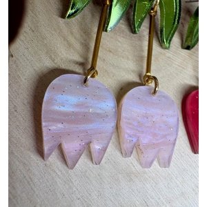 ## 🌷 Pendientes Tulipanes **Diseño exclusivo JudithconAlma** Los **pendientes Tulipanes** son una pieza delicada y llena de encanto que captura la esencia de la naturaleza en su forma más elegante. Inspirados en la silueta de los tulipanes en flor, estos pendientes combinan líneas suaves, movimiento y un juego de materiales que los convierte en un complemento único, femenino y muy especial. Fabricados con **metacrilato de importación de alta calidad**, fusionan el brillo sofisticado del metacrilato espejo en las hojas con el acabado **marmoleado y ligeramente nacarado** de los pétalos, creando un efecto visual luminoso y lleno de matices. Cada pieza refleja la luz de manera diferente, aportando un toque distintivo y artesanal. Disponibles en **rosa suave** y **rojo vibrante**, dos opciones pensadas para adaptarse a distintos estilos: desde looks románticos y delicados hasta combinaciones más atrevidas y llamativas. Su diseño alargado estiliza el rostro, mientras que su ligereza los hace perfectos para llevar durante horas sin renunciar a la comodidad. --- ### ✨ Características * 🌷 Pendientes de **metacrilato de importación de alta calidad** * 🌷 Combinación de **metacrilato espejo (hojas)** y **metacrilato marmoleado (flor)** * 🌷 Corte láser de **alta precisión** * 🌷 Diseño ligero, cómodo y muy favorecedor * 🌷 Medidas: **5 cm de largo x 1,5 cm de ancho** * 🌷 Disponible en **color rosa** o **rojo** * 🌷 Acabado brillante con efecto nacarado y destellos sutiles * 🌷 Montados con piezas metálicas en tono dorado --- ### 💫 ¿Por qué te van a enamorar? Los pendientes Tulipanes son perfectos para quienes buscan **pendientes originales, elegantes y diferentes**, ideales tanto para el día a día como para ocasiones especiales. Su diseño floral atemporal los convierte en un accesorio versátil que nunca pasa de moda. Si te gustan los **pendientes de flores**, el **metacrilato artesanal** y los complementos con personalidad, esta pieza está hecha para ti.