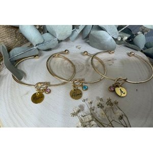 ulsera Personalizada “Nudo” – Un detalle que emociona 💛 Una pulsera elegante y llena de significado, perfecta para regalar en el Día de la Madre o a alguien especial. Personalízala con el nombre que quieras y elige el color de piedra para crear una joya única. ✨ Características principales Material: Acero inoxidable (antialérgico) Colores: Dorado o plateado Diseño: Tipo nudo, símbolo de unión Personalización: Nombre grabado (indicar en notas de pedido) Piedra: Rosa, azul, verde o roja Ajustable: Cómoda y adaptable Extra: Opción de funda personalizada 💝 Un regalo original para madres, hermanas o personas especiales.