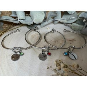 ulsera Personalizada “Nudo” – Un detalle que emociona 💛 Una pulsera elegante y llena de significado, perfecta para regalar en el Día de la Madre o a alguien especial. Personalízala con el nombre que quieras y elige el color de piedra para crear una joya única. ✨ Características principales Material: Acero inoxidable (antialérgico) Colores: Dorado o plateado Diseño: Tipo nudo, símbolo de unión Personalización: Nombre grabado (indicar en notas de pedido) Piedra: Rosa, azul, verde o roja Ajustable: Cómoda y adaptable Extra: Opción de funda personalizada 💝 Un regalo original para madres, hermanas o personas especiales.