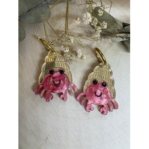 Pendientes Cangrejos Ermitaños – Colección Verano 🐚☀️ Dale un toque divertido, original y muy veraniego a tu look con nuestros Pendientes Cangrejos Ermitaños, un diseño exclusivo de JudithconAlma inspirado en el mar, la playa y los pequeños detalles que hacen especial el verano. Elaborados con metacrilatos de importación y cortados con máquina láser de alta precisión, estos pendientes destacan por sus colores brillantes, acabado marmoleado y un diseño adorable que no pasa desapercibido. Su combinación de tonos rosados y dorados crea un complemento alegre, elegante y diferente, perfecto para quienes aman los accesorios originales hechos a mano. Además, incorporan un aro de acero inoxidable ideal para pieles sensibles y alergias, ofreciendo comodidad durante todo el día. Son unos pendientes ligeros, cómodos y muy fáciles de combinar con outfits veraniegos, vestidos, looks playeros o estilismos más casuales. Una pieza exclusiva y artesanal perfecta para regalar o darte un capricho este verano. Características principales: 🦀 Diseño exclusivo “Cangrejos Ermitaños” ✨ Metacrilato de importación con acabado brillante y marmoleado 📏 Medidas aproximadas: 3,3 x 2,6 cm 💛 Aro de acero inoxidable apto para alergias ☀️ Colección especial de verano 🎨 Fabricados con máquina láser de alta precisión 🖐️ Hechos artesanalmente en JudithconAlma 🌊 Pendientes ligeros, cómodos y muy originales Si buscas unos pendientes originales de verano, diferentes y llenos de personalidad, los Pendientes Cangrejos Ermitaños serán el complemento perfecto para destacar esta temporada.