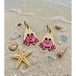 Pendientes Cangrejos Ermitaños – Colección Verano 🐚☀️ Dale un toque divertido, original y muy veraniego a tu look con nuestros Pendientes Cangrejos Ermitaños, un diseño exclusivo de JudithconAlma inspirado en el mar, la playa y los pequeños detalles que hacen especial el verano. Elaborados con metacrilatos de importación y cortados con máquina láser de alta precisión, estos pendientes destacan por sus colores brillantes, acabado marmoleado y un diseño adorable que no pasa desapercibido. Su combinación de tonos rosados y dorados crea un complemento alegre, elegante y diferente, perfecto para quienes aman los accesorios originales hechos a mano. Además, incorporan un aro de acero inoxidable ideal para pieles sensibles y alergias, ofreciendo comodidad durante todo el día. Son unos pendientes ligeros, cómodos y muy fáciles de combinar con outfits veraniegos, vestidos, looks playeros o estilismos más casuales. Una pieza exclusiva y artesanal perfecta para regalar o darte un capricho este verano. Características principales: 🦀 Diseño exclusivo “Cangrejos Ermitaños” ✨ Metacrilato de importación con acabado brillante y marmoleado 📏 Medidas aproximadas: 3,3 x 2,6 cm 💛 Aro de acero inoxidable apto para alergias ☀️ Colección especial de verano 🎨 Fabricados con máquina láser de alta precisión 🖐️ Hechos artesanalmente en JudithconAlma 🌊 Pendientes ligeros, cómodos y muy originales Si buscas unos pendientes originales de verano, diferentes y llenos de personalidad, los Pendientes Cangrejos Ermitaños serán el complemento perfecto para destacar esta temporada.