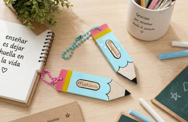 Llavero Lápiz Personalizado para Profes ¿Buscas un regalo original para profesores que sea útil, bonito y emocionante? Nuestro Llavero Lápiz Personalizado es el detalle perfecto para agradecer a esos maestros y maestras que ponen el corazón en cada clase. Este llavero no es un accesorio cualquiera. Está fabricado combinando metacrilatos de importación de alta calidad con colores vibrantes y madera natural, creando un diseño que imita el clásico lápiz de escuela con un toque moderno y elegante. Calidad y Precisión Artesanal: Utilizamos tecnología de corte y grabado láser de alta precisión. Esto nos permite que el nombre del profesor o profesora quede grabado de forma impecable y permanente sobre la madera, con un acabado limpio y profesional que marca la diferencia. Características principales del Llavero Lápiz Personalizado para Profes Tamaño ideal: Con unas dimensiones de 7 x 2 centímetros, es perfecto para llevar en las llaves, colgado en la mochila o en el bolso del colegio. Personalización única: Grabamos el nombre que tú elijas. Un detalle exclusivo que hará que el profe se sienta especial. Materiales Premium: La combinación de metacrilato resistente y madera le otorga una durabilidad excepcional. Colores muy bonitos: Diseño en tonos pastel (azul, amarillo y rosa) que combinan con cualquier estilo. Precio inmejorable: Un detalle de alta gama a un precio muy económico, ideal tanto para regalos individuales como para detalles conjuntos de toda la clase. Sorprende a los maestros, profes de infantil, primaria o secundaria con un detalle que llevarán siempre consigo. ¡Porque enseñar es dejar huella en la vida, y este llavero es el mejor recordatorio de ello!