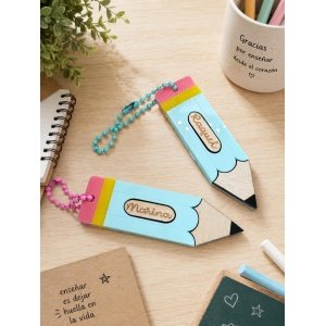Llavero Lápiz Personalizado para Profes ¿Buscas un regalo original para profesores que sea útil, bonito y emocionante? Nuestro Llavero Lápiz Personalizado es el detalle perfecto para agradecer a esos maestros y maestras que ponen el corazón en cada clase. Este llavero no es un accesorio cualquiera. Está fabricado combinando metacrilatos de importación de alta calidad con colores vibrantes y madera natural, creando un diseño que imita el clásico lápiz de escuela con un toque moderno y elegante. Calidad y Precisión Artesanal: Utilizamos tecnología de corte y grabado láser de alta precisión. Esto nos permite que el nombre del profesor o profesora quede grabado de forma impecable y permanente sobre la madera, con un acabado limpio y profesional que marca la diferencia. Características principales del Llavero Lápiz Personalizado para Profes Tamaño ideal: Con unas dimensiones de 7 x 2 centímetros, es perfecto para llevar en las llaves, colgado en la mochila o en el bolso del colegio. Personalización única: Grabamos el nombre que tú elijas. Un detalle exclusivo que hará que el profe se sienta especial. Materiales Premium: La combinación de metacrilato resistente y madera le otorga una durabilidad excepcional. Colores muy bonitos: Diseño en tonos pastel (azul, amarillo y rosa) que combinan con cualquier estilo. Precio inmejorable: Un detalle de alta gama a un precio muy económico, ideal tanto para regalos individuales como para detalles conjuntos de toda la clase. Sorprende a los maestros, profes de infantil, primaria o secundaria con un detalle que llevarán siempre consigo. ¡Porque enseñar es dejar huella en la vida, y este llavero es el mejor recordatorio de ello!