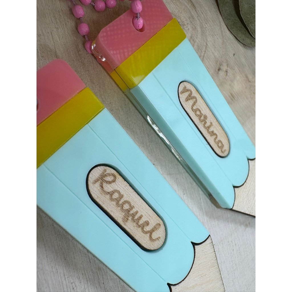 Llavero Lápiz Personalizado para Profes ¿Buscas un regalo original para profesores que sea útil, bonito y emocionante? Nuestro Llavero Lápiz Personalizado es el detalle perfecto para agradecer a esos maestros y maestras que ponen el corazón en cada clase. Este llavero no es un accesorio cualquiera. Está fabricado combinando metacrilatos de importación de alta calidad con colores vibrantes y madera natural, creando un diseño que imita el clásico lápiz de escuela con un toque moderno y elegante. Calidad y Precisión Artesanal: Utilizamos tecnología de corte y grabado láser de alta precisión. Esto nos permite que el nombre del profesor o profesora quede grabado de forma impecable y permanente sobre la madera, con un acabado limpio y profesional que marca la diferencia. Características principales del Llavero Lápiz Personalizado para Profes Tamaño ideal: Con unas dimensiones de 7 x 2 centímetros, es perfecto para llevar en las llaves, colgado en la mochila o en el bolso del colegio. Personalización única: Grabamos el nombre que tú elijas. Un detalle exclusivo que hará que el profe se sienta especial. Materiales Premium: La combinación de metacrilato resistente y madera le otorga una durabilidad excepcional. Colores muy bonitos: Diseño en tonos pastel (azul, amarillo y rosa) que combinan con cualquier estilo. Precio inmejorable: Un detalle de alta gama a un precio muy económico, ideal tanto para regalos individuales como para detalles conjuntos de toda la clase. Sorprende a los maestros, profes de infantil, primaria o secundaria con un detalle que llevarán siempre consigo. ¡Porque enseñar es dejar huella en la vida, y este llavero es el mejor recordatorio de ello!