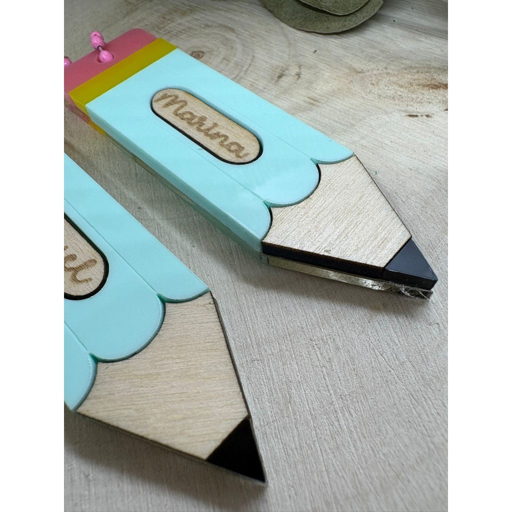 Llavero Lápiz Personalizado para Profes ¿Buscas un regalo original para profesores que sea útil, bonito y emocionante? Nuestro Llavero Lápiz Personalizado es el detalle perfecto para agradecer a esos maestros y maestras que ponen el corazón en cada clase. Este llavero no es un accesorio cualquiera. Está fabricado combinando metacrilatos de importación de alta calidad con colores vibrantes y madera natural, creando un diseño que imita el clásico lápiz de escuela con un toque moderno y elegante. Calidad y Precisión Artesanal: Utilizamos tecnología de corte y grabado láser de alta precisión. Esto nos permite que el nombre del profesor o profesora quede grabado de forma impecable y permanente sobre la madera, con un acabado limpio y profesional que marca la diferencia. Características principales del Llavero Lápiz Personalizado para Profes Tamaño ideal: Con unas dimensiones de 7 x 2 centímetros, es perfecto para llevar en las llaves, colgado en la mochila o en el bolso del colegio. Personalización única: Grabamos el nombre que tú elijas. Un detalle exclusivo que hará que el profe se sienta especial. Materiales Premium: La combinación de metacrilato resistente y madera le otorga una durabilidad excepcional. Colores muy bonitos: Diseño en tonos pastel (azul, amarillo y rosa) que combinan con cualquier estilo. Precio inmejorable: Un detalle de alta gama a un precio muy económico, ideal tanto para regalos individuales como para detalles conjuntos de toda la clase. Sorprende a los maestros, profes de infantil, primaria o secundaria con un detalle que llevarán siempre consigo. ¡Porque enseñar es dejar huella en la vida, y este llavero es el mejor recordatorio de ello!