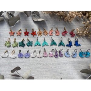 Descubre TESOROS DEL MAR, la colección más divertida y personalizable del verano. Pendientes inspirados en el océano para crear combinaciones únicas, llenas de color, brillo y personalidad. Elige tus figuras favoritas, mezcla colores y crea un diseño totalmente a tu gusto. Características: Diseño exclusivo de JudithconAlma Modelos disponibles: concha, coral, estrella de mar, ballena, tortuga, ola, cola de ballena, barco de papel, tentáculos, sepia y gambitas Tamaño aproximado: 1,7 x 1,7 cm Posibilidad de elegir pendientes iguales o diferentes Personalizables en color y combinación Opción con aro o sin aro Aro disponible en color dorado o plateado Aros de acero inoxidable aptos para alergias Ligeros y muy cómodos de llevar Perfectos para looks veraniegos, coloridos y desenfadados Ideales para playa, vacaciones, festivales y verano Cada combinación es única y hecha con mucho mimo
