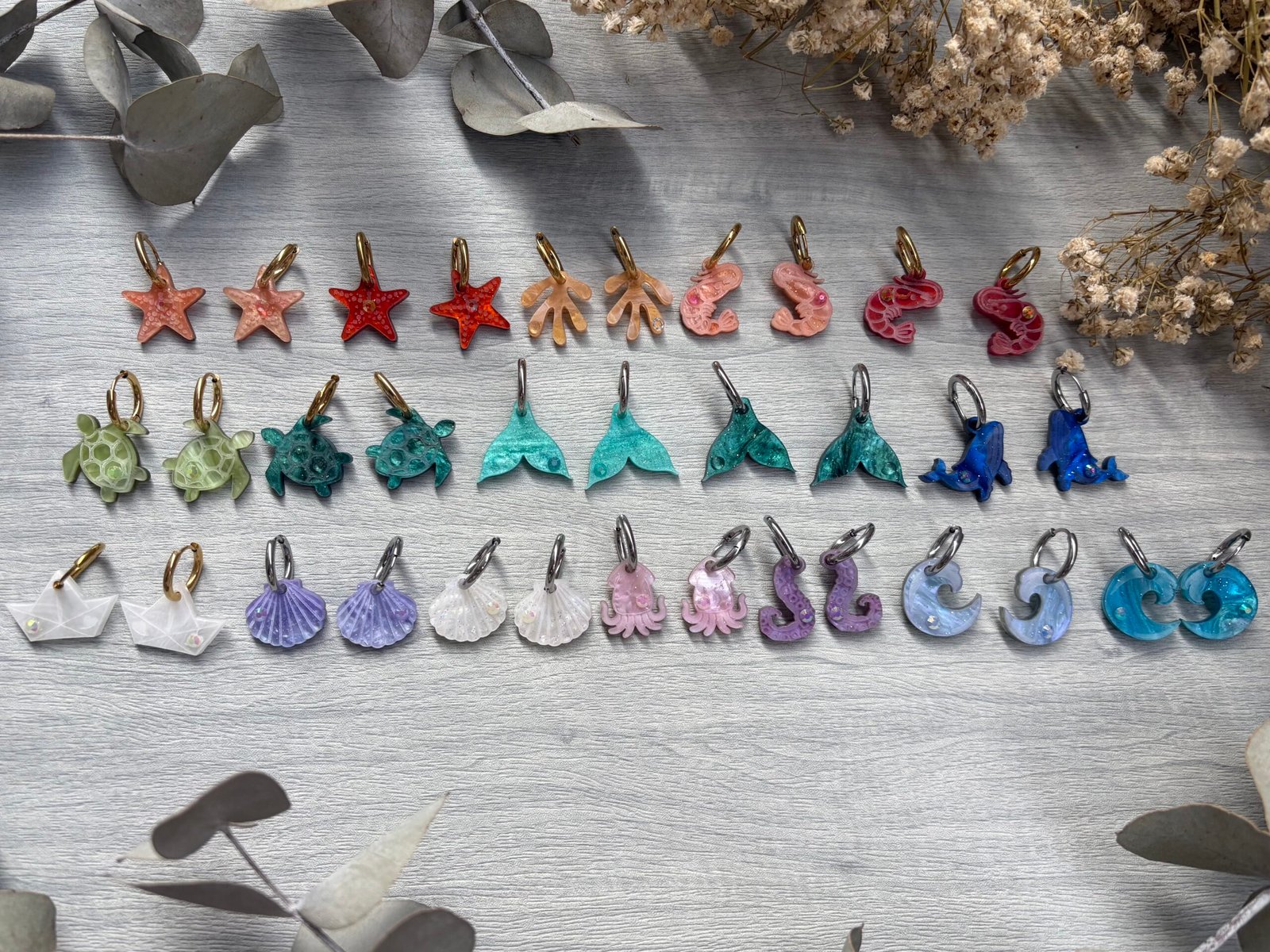 Descubre TESOROS DEL MAR, la colección más divertida y personalizable del verano. Pendientes inspirados en el océano para crear combinaciones únicas, llenas de color, brillo y personalidad. Elige tus figuras favoritas, mezcla colores y crea un diseño totalmente a tu gusto. Características: Diseño exclusivo de JudithconAlma Modelos disponibles: concha, coral, estrella de mar, ballena, tortuga, ola, cola de ballena, barco de papel, tentáculos, sepia y gambitas Tamaño aproximado: 1,7 x 1,7 cm Posibilidad de elegir pendientes iguales o diferentes Personalizables en color y combinación Opción con aro o sin aro Aro disponible en color dorado o plateado Aros de acero inoxidable aptos para alergias Ligeros y muy cómodos de llevar Perfectos para looks veraniegos, coloridos y desenfadados Ideales para playa, vacaciones, festivales y verano Cada combinación es única y hecha con mucho mimo