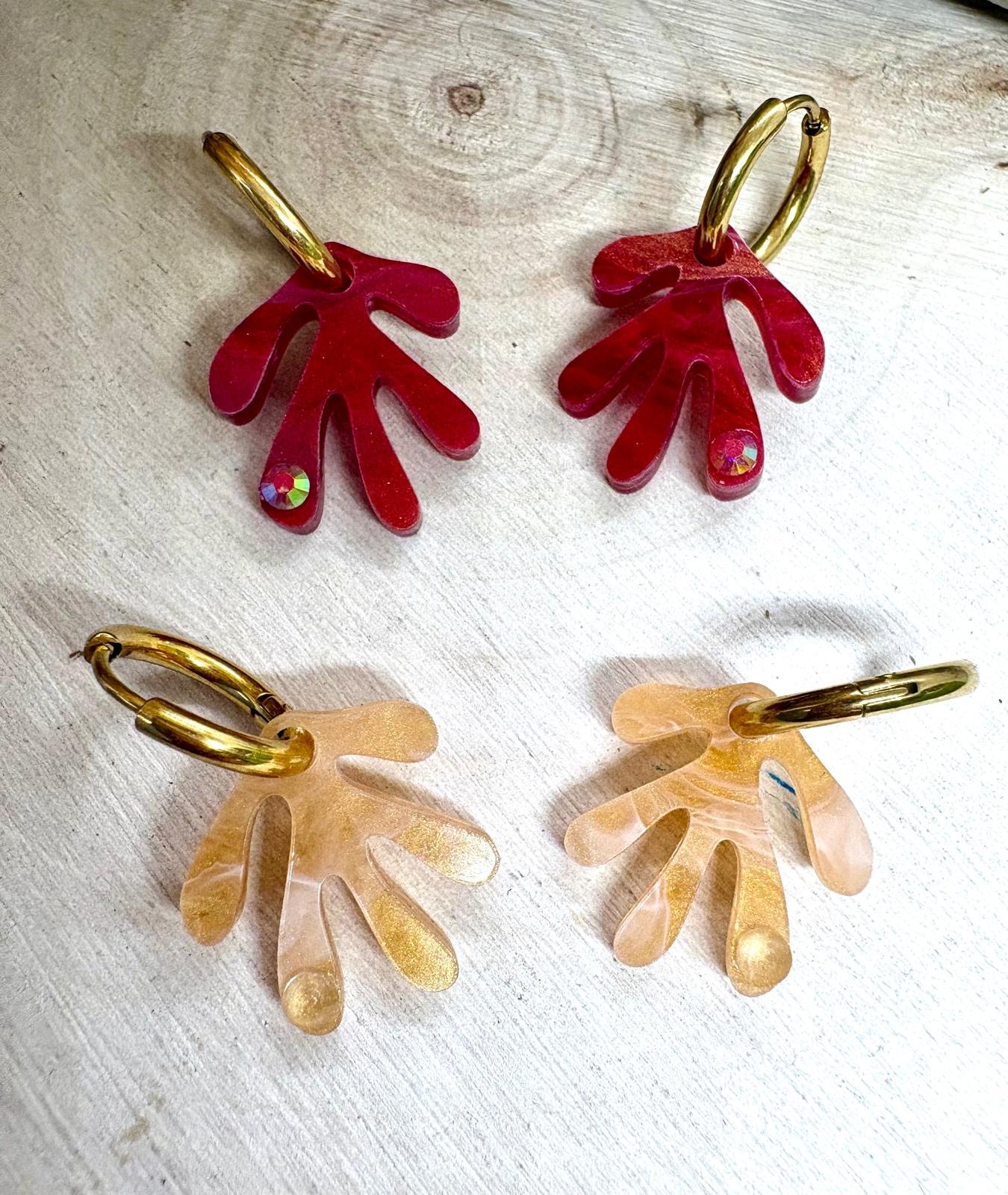 Descubre TESOROS DEL MAR, la colección más divertida y personalizable del verano. Pendientes inspirados en el océano para crear combinaciones únicas, llenas de color, brillo y personalidad. Elige tus figuras favoritas, mezcla colores y crea un diseño totalmente a tu gusto. Características: Diseño exclusivo de JudithconAlma Modelos disponibles: concha, coral, estrella de mar, ballena, tortuga, ola, cola de ballena, barco de papel, tentáculos, sepia y gambitas Tamaño aproximado: 1,7 x 1,7 cm Posibilidad de elegir pendientes iguales o diferentes Personalizables en color y combinación Opción con aro o sin aro Aro disponible en color dorado o plateado Aros de acero inoxidable aptos para alergias Ligeros y muy cómodos de llevar Perfectos para looks veraniegos, coloridos y desenfadados Ideales para playa, vacaciones, festivales y verano Cada combinación es única y hecha con mucho mimo
