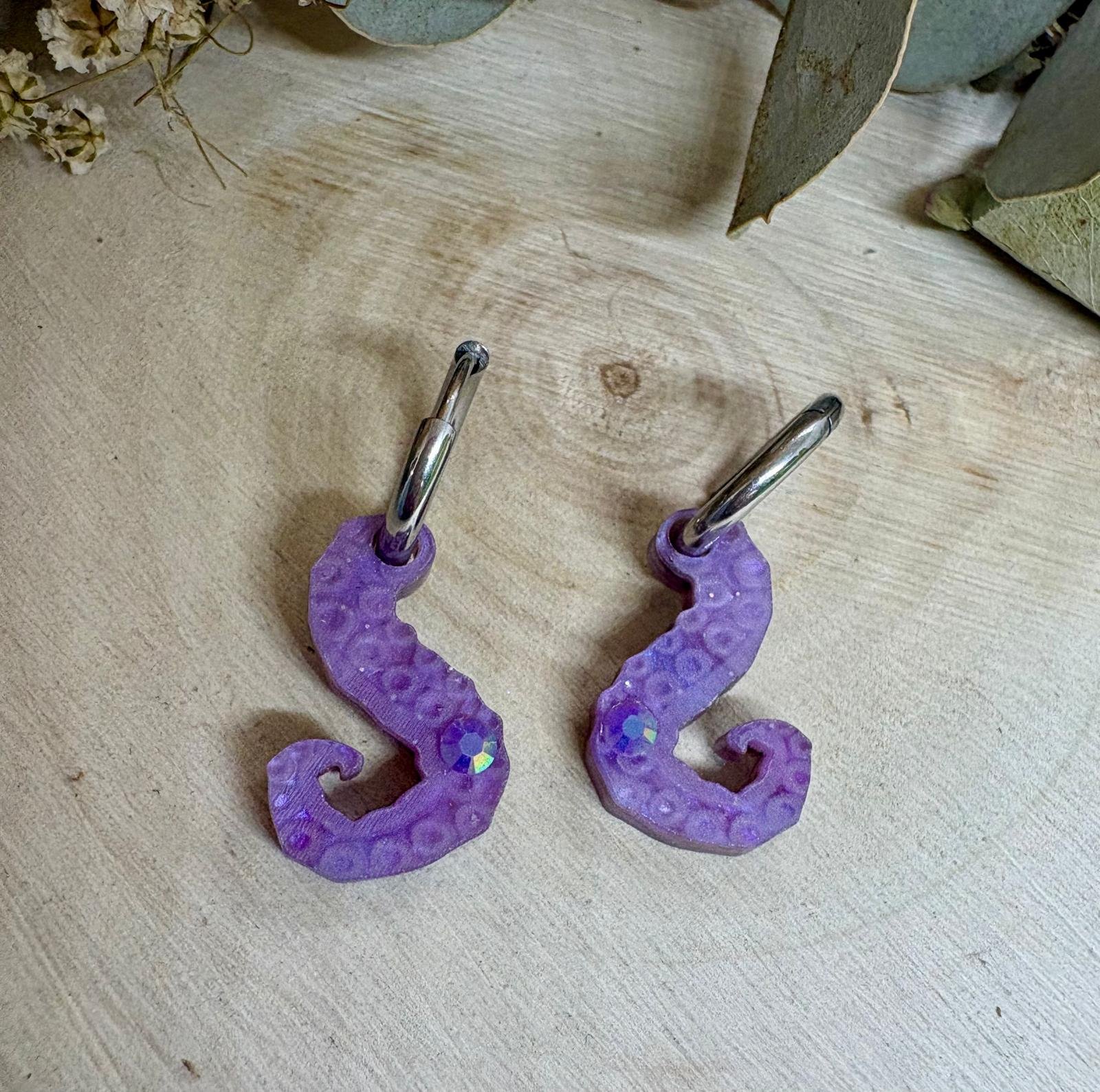 Descubre TESOROS DEL MAR, la colección más divertida y personalizable del verano. Pendientes inspirados en el océano para crear combinaciones únicas, llenas de color, brillo y personalidad. Elige tus figuras favoritas, mezcla colores y crea un diseño totalmente a tu gusto. Características: Diseño exclusivo de JudithconAlma Modelos disponibles: concha, coral, estrella de mar, ballena, tortuga, ola, cola de ballena, barco de papel, tentáculos, sepia y gambitas Tamaño aproximado: 1,7 x 1,7 cm Posibilidad de elegir pendientes iguales o diferentes Personalizables en color y combinación Opción con aro o sin aro Aro disponible en color dorado o plateado Aros de acero inoxidable aptos para alergias Ligeros y muy cómodos de llevar Perfectos para looks veraniegos, coloridos y desenfadados Ideales para playa, vacaciones, festivales y verano Cada combinación es única y hecha con mucho mimo