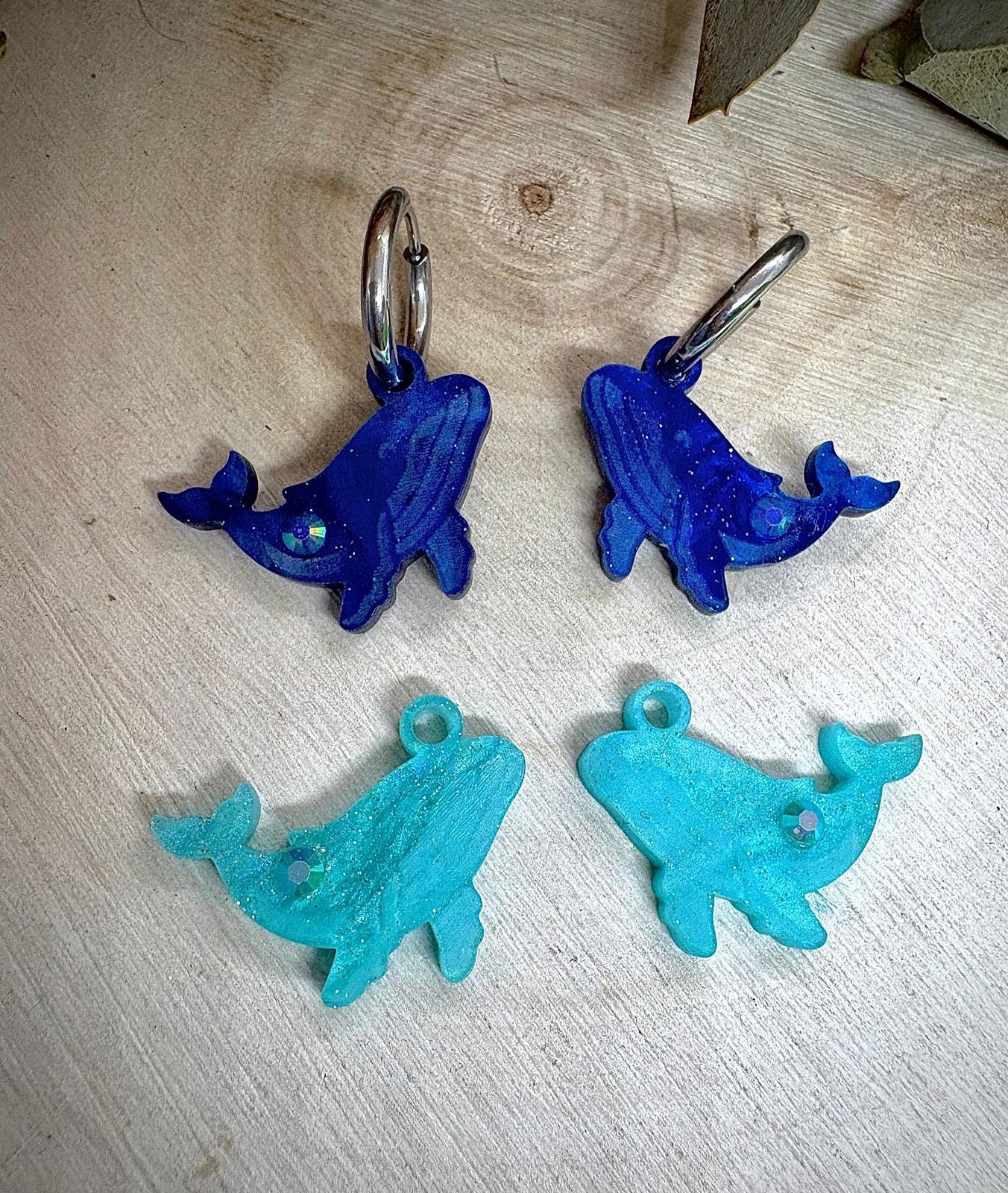 Descubre TESOROS DEL MAR, la colección más divertida y personalizable del verano. Pendientes inspirados en el océano para crear combinaciones únicas, llenas de color, brillo y personalidad. Elige tus figuras favoritas, mezcla colores y crea un diseño totalmente a tu gusto. Características: Diseño exclusivo de JudithconAlma Modelos disponibles: concha, coral, estrella de mar, ballena, tortuga, ola, cola de ballena, barco de papel, tentáculos, sepia y gambitas Tamaño aproximado: 1,7 x 1,7 cm Posibilidad de elegir pendientes iguales o diferentes Personalizables en color y combinación Opción con aro o sin aro Aro disponible en color dorado o plateado Aros de acero inoxidable aptos para alergias Ligeros y muy cómodos de llevar Perfectos para looks veraniegos, coloridos y desenfadados Ideales para playa, vacaciones, festivales y verano Cada combinación es única y hecha con mucho mimo