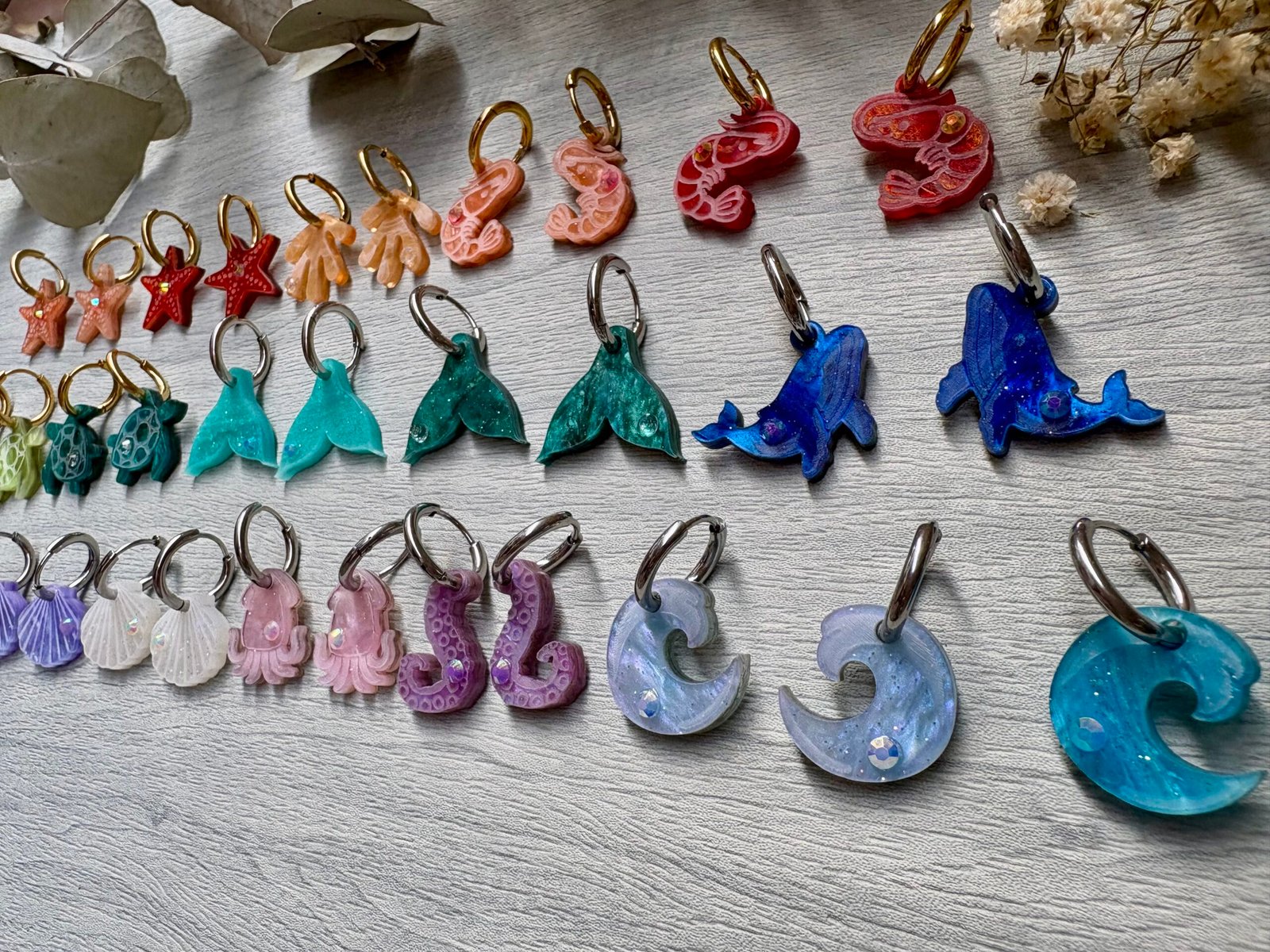 Descubre TESOROS DEL MAR, la colección más divertida y personalizable del verano. Pendientes inspirados en el océano para crear combinaciones únicas, llenas de color, brillo y personalidad. Elige tus figuras favoritas, mezcla colores y crea un diseño totalmente a tu gusto. Características: Diseño exclusivo de JudithconAlma Modelos disponibles: concha, coral, estrella de mar, ballena, tortuga, ola, cola de ballena, barco de papel, tentáculos, sepia y gambitas Tamaño aproximado: 1,7 x 1,7 cm Posibilidad de elegir pendientes iguales o diferentes Personalizables en color y combinación Opción con aro o sin aro Aro disponible en color dorado o plateado Aros de acero inoxidable aptos para alergias Ligeros y muy cómodos de llevar Perfectos para looks veraniegos, coloridos y desenfadados Ideales para playa, vacaciones, festivales y verano Cada combinación es única y hecha con mucho mimo