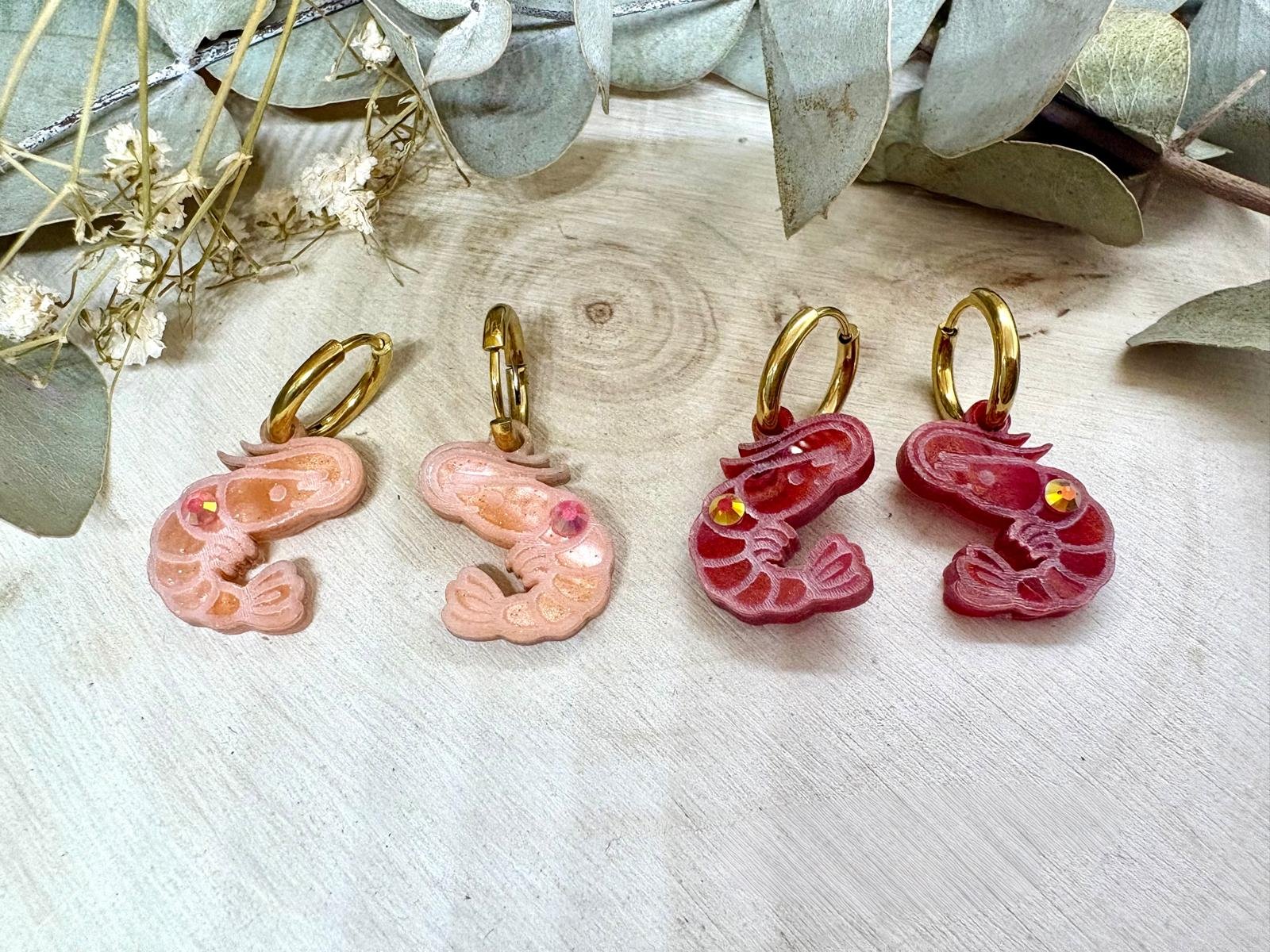 Descubre TESOROS DEL MAR, la colección más divertida y personalizable del verano. Pendientes inspirados en el océano para crear combinaciones únicas, llenas de color, brillo y personalidad. Elige tus figuras favoritas, mezcla colores y crea un diseño totalmente a tu gusto. Características: Diseño exclusivo de JudithconAlma Modelos disponibles: concha, coral, estrella de mar, ballena, tortuga, ola, cola de ballena, barco de papel, tentáculos, sepia y gambitas Tamaño aproximado: 1,7 x 1,7 cm Posibilidad de elegir pendientes iguales o diferentes Personalizables en color y combinación Opción con aro o sin aro Aro disponible en color dorado o plateado Aros de acero inoxidable aptos para alergias Ligeros y muy cómodos de llevar Perfectos para looks veraniegos, coloridos y desenfadados Ideales para playa, vacaciones, festivales y verano Cada combinación es única y hecha con mucho mimo
