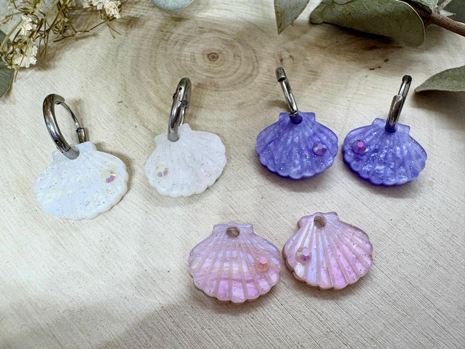 Descubre TESOROS DEL MAR, la colección más divertida y personalizable del verano. Pendientes inspirados en el océano para crear combinaciones únicas, llenas de color, brillo y personalidad. Elige tus figuras favoritas, mezcla colores y crea un diseño totalmente a tu gusto. Características: Diseño exclusivo de JudithconAlma Modelos disponibles: concha, coral, estrella de mar, ballena, tortuga, ola, cola de ballena, barco de papel, tentáculos, sepia y gambitas Tamaño aproximado: 1,7 x 1,7 cm Posibilidad de elegir pendientes iguales o diferentes Personalizables en color y combinación Opción con aro o sin aro Aro disponible en color dorado o plateado Aros de acero inoxidable aptos para alergias Ligeros y muy cómodos de llevar Perfectos para looks veraniegos, coloridos y desenfadados Ideales para playa, vacaciones, festivales y verano Cada combinación es única y hecha con mucho mimo