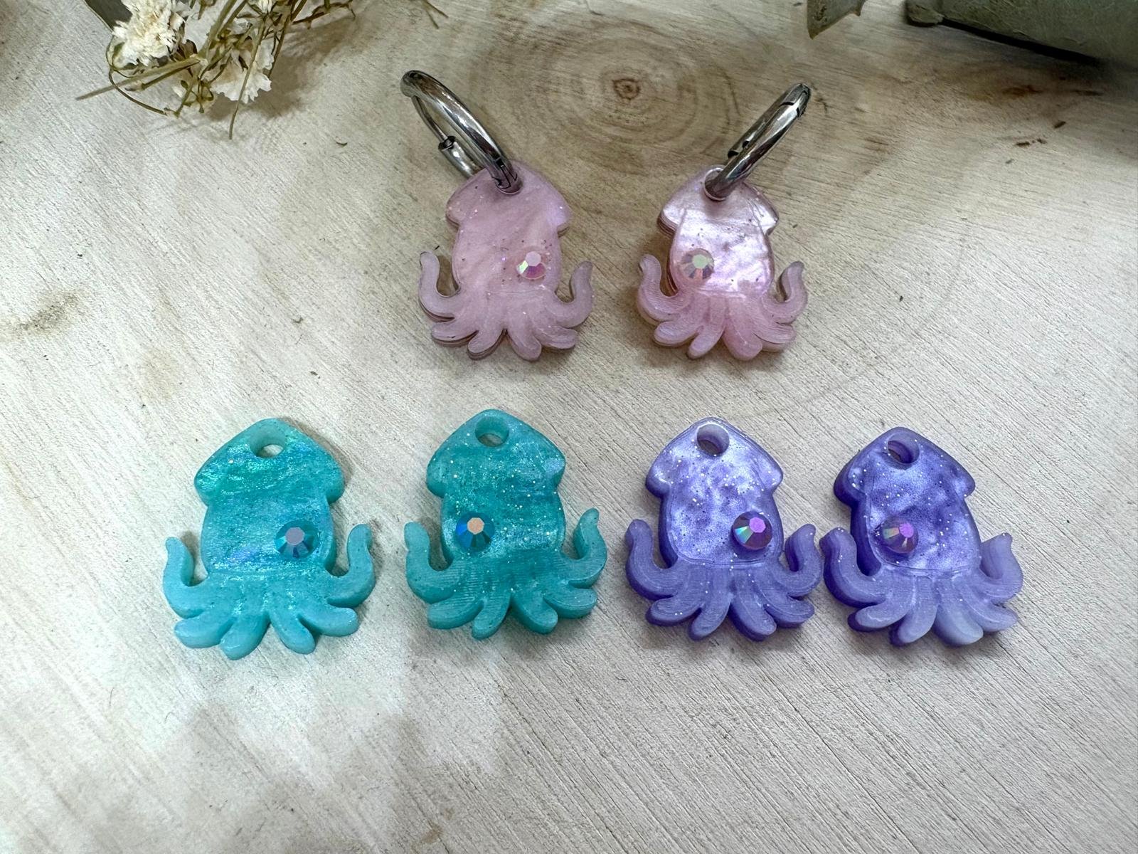 Descubre TESOROS DEL MAR, la colección más divertida y personalizable del verano. Pendientes inspirados en el océano para crear combinaciones únicas, llenas de color, brillo y personalidad. Elige tus figuras favoritas, mezcla colores y crea un diseño totalmente a tu gusto. Características: Diseño exclusivo de JudithconAlma Modelos disponibles: concha, coral, estrella de mar, ballena, tortuga, ola, cola de ballena, barco de papel, tentáculos, sepia y gambitas Tamaño aproximado: 1,7 x 1,7 cm Posibilidad de elegir pendientes iguales o diferentes Personalizables en color y combinación Opción con aro o sin aro Aro disponible en color dorado o plateado Aros de acero inoxidable aptos para alergias Ligeros y muy cómodos de llevar Perfectos para looks veraniegos, coloridos y desenfadados Ideales para playa, vacaciones, festivales y verano Cada combinación es única y hecha con mucho mimo
