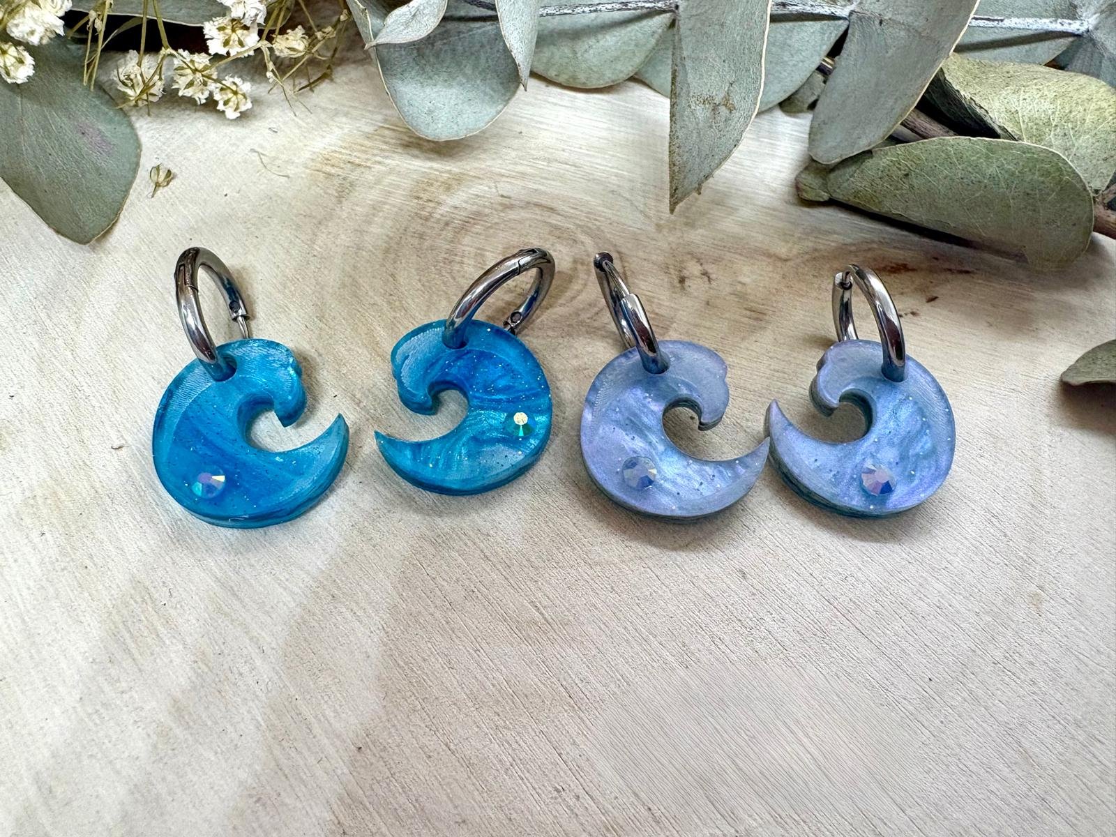 Descubre TESOROS DEL MAR, la colección más divertida y personalizable del verano. Pendientes inspirados en el océano para crear combinaciones únicas, llenas de color, brillo y personalidad. Elige tus figuras favoritas, mezcla colores y crea un diseño totalmente a tu gusto. Características: Diseño exclusivo de JudithconAlma Modelos disponibles: concha, coral, estrella de mar, ballena, tortuga, ola, cola de ballena, barco de papel, tentáculos, sepia y gambitas Tamaño aproximado: 1,7 x 1,7 cm Posibilidad de elegir pendientes iguales o diferentes Personalizables en color y combinación Opción con aro o sin aro Aro disponible en color dorado o plateado Aros de acero inoxidable aptos para alergias Ligeros y muy cómodos de llevar Perfectos para looks veraniegos, coloridos y desenfadados Ideales para playa, vacaciones, festivales y verano Cada combinación es única y hecha con mucho mimo