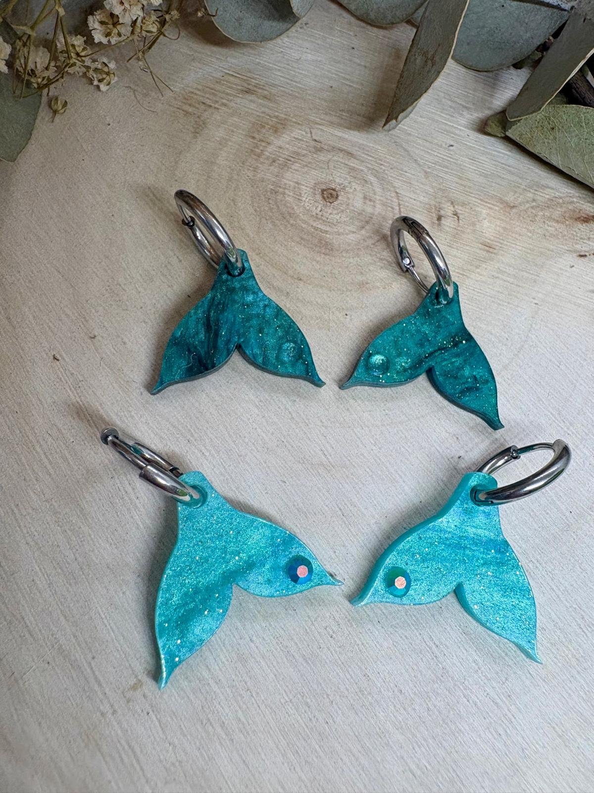 Descubre TESOROS DEL MAR, la colección más divertida y personalizable del verano. Pendientes inspirados en el océano para crear combinaciones únicas, llenas de color, brillo y personalidad. Elige tus figuras favoritas, mezcla colores y crea un diseño totalmente a tu gusto. Características: Diseño exclusivo de JudithconAlma Modelos disponibles: concha, coral, estrella de mar, ballena, tortuga, ola, cola de ballena, barco de papel, tentáculos, sepia y gambitas Tamaño aproximado: 1,7 x 1,7 cm Posibilidad de elegir pendientes iguales o diferentes Personalizables en color y combinación Opción con aro o sin aro Aro disponible en color dorado o plateado Aros de acero inoxidable aptos para alergias Ligeros y muy cómodos de llevar Perfectos para looks veraniegos, coloridos y desenfadados Ideales para playa, vacaciones, festivales y verano Cada combinación es única y hecha con mucho mimo