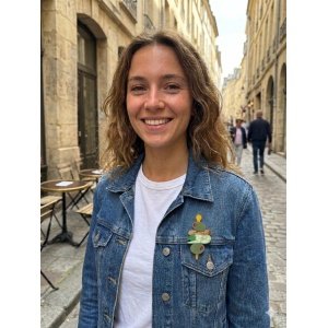 Descubre una pieza única que combina creatividad, tradición y mucho estilo: el BROCHE GILDA DE METACRILATO, un diseño exclusivo que no pasa desapercibido. Inspirado en uno de los aperitivos más icónicos, este broche reinterpreta la clásica gilda con un toque moderno, artístico y lleno de personalidad. Perfecto para quienes buscan accesorios originales que marquen la diferencia, este broche es mucho más que un complemento: es una declaración de estilo. Elaborado con metacrilatos de alta calidad y trabajados con precisión, cada detalle ha sido cuidadosamente diseñado para recrear la esencia de la gilda de una forma elegante y divertida. La combinación de distintos acabados —efecto madera, marmoleado, espejo y liso— aporta profundidad, textura y un juego visual muy atractivo que capta la luz y las miradas. Además, los tonos verdes y detalles en rojo evocan fielmente los ingredientes tradicionales, creando una pieza reconocible pero con un aire contemporáneo. Gracias a su tamaño de 6,5 x 4 cm, este broche tiene la presencia ideal para destacar en chaquetas, blazers, bolsos o incluso prendas más informales, aportando un toque desenfadado y sofisticado al mismo tiempo. Es ligero y cómodo de llevar durante todo el día, lo que lo convierte en el aliado perfecto tanto para looks diarios como para ocasiones especiales. Este modelo exclusivo de JudithconAlma está pensado para quienes valoran la originalidad, el diseño artesanal y los pequeños detalles que marcan la diferencia. Cada broche es único, reflejando el cuidado y la dedicación en su creación. Si te apasionan los accesorios diferentes, con carácter y un guiño a la cultura gastronómica, el BROCHE GILDA DE METACRILATO es una elección que no puede faltar en tu colección. Dale a tus outfits un toque creativo, divertido y absolutamente inolvidable.