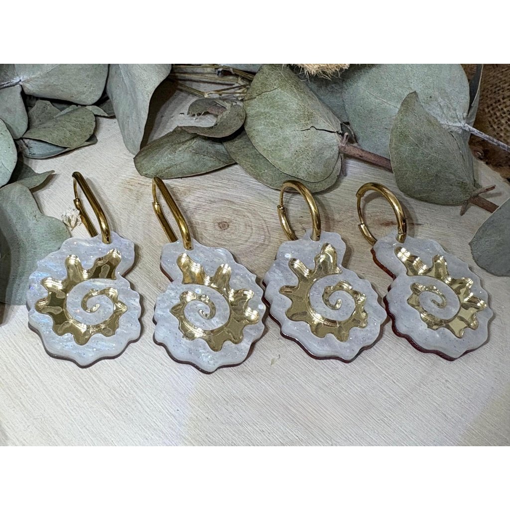 Pendientes Caracola de Metacrilato – Diseño Elegante y Original Los Pendientes Caracola son una auténtica joyita inspirada en el mar y en las formas orgánicas de la naturaleza. Un diseño original y sofisticado que combina diferentes metacrilatos para crear un efecto visual espectacular, lleno de brillo, textura y personalidad. Su forma de caracola aporta un estilo elegante pero diferente, perfecto para quienes buscan unos pendientes de metacrilato originales, ligeros y con mucho encanto. La mezcla de acabados nacarados, efecto brillo y espejo dorado convierte cada pieza en un complemento único y muy favorecedor. Además, puedes elegir entre dos tipos de aro para adaptarlos totalmente a tu estilo: aro ovalado o aro redondo. ✨ Características principales 🐚 Diseño exclusivo inspirado en caracolas marinas 🎨 Combinación de varios metacrilatos de alta calidad ✂️ Corte láser de precisión 💎 Acabados nacarados, brillo y efecto espejo 📏 Medidas: 3,5 x 2,4 cm (sin aro) 🔘 Opciones de aro: Ovalado: 2 cm x 1,5 cm Redondo: 1,8 cm 🪶 Muy ligeros y cómodos ✋ Hechos a mano con muchísimo mimo 🌊 Diseño elegante, original y muy veraniego Perfectos para elevar cualquier look y aportar un toque especial tanto en el día a día como en ocasiones especiales. Si te encantan los complementos diferentes y con personalidad, estos pendientes están hechos para ti.