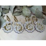 Pendientes Caracola de Metacrilato – Diseño Elegante y Original Los Pendientes Caracola son una auténtica joyita inspirada en el mar y en las formas orgánicas de la naturaleza. Un diseño original y sofisticado que combina diferentes metacrilatos para crear un efecto visual espectacular, lleno de brillo, textura y personalidad. Su forma de caracola aporta un estilo elegante pero diferente, perfecto para quienes buscan unos pendientes de metacrilato originales, ligeros y con mucho encanto. La mezcla de acabados nacarados, efecto brillo y espejo dorado convierte cada pieza en un complemento único y muy favorecedor. Además, puedes elegir entre dos tipos de aro para adaptarlos totalmente a tu estilo: aro ovalado o aro redondo. ✨ Características principales 🐚 Diseño exclusivo inspirado en caracolas marinas 🎨 Combinación de varios metacrilatos de alta calidad ✂️ Corte láser de precisión 💎 Acabados nacarados, brillo y efecto espejo 📏 Medidas: 3,5 x 2,4 cm (sin aro) 🔘 Opciones de aro: Ovalado: 2 cm x 1,5 cm Redondo: 1,8 cm 🪶 Muy ligeros y cómodos ✋ Hechos a mano con muchísimo mimo 🌊 Diseño elegante, original y muy veraniego Perfectos para elevar cualquier look y aportar un toque especial tanto en el día a día como en ocasiones especiales. Si te encantan los complementos diferentes y con personalidad, estos pendientes están hechos para ti.