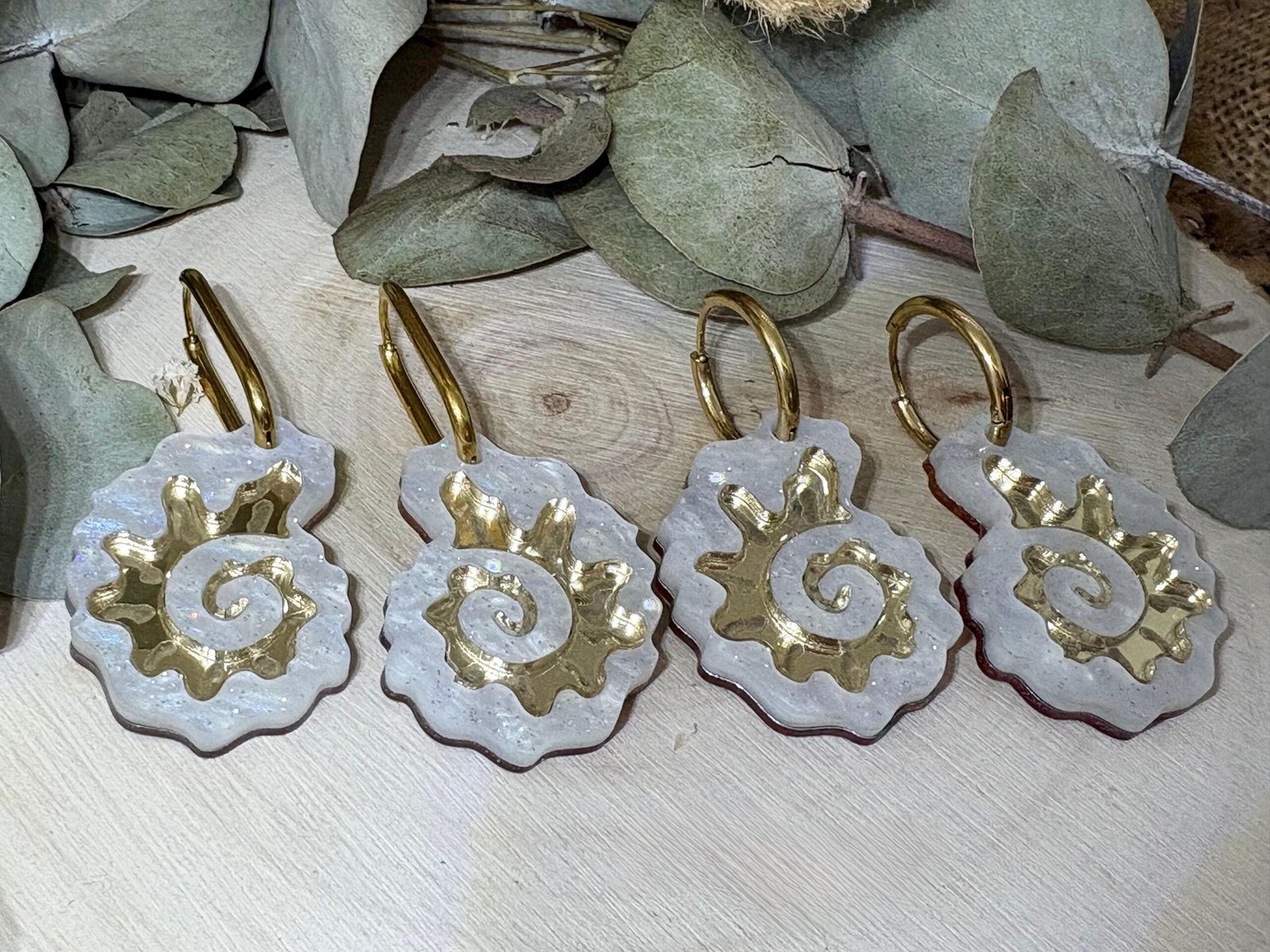 Pendientes Caracola de Metacrilato – Diseño Elegante y Original Los Pendientes Caracola son una auténtica joyita inspirada en el mar y en las formas orgánicas de la naturaleza. Un diseño original y sofisticado que combina diferentes metacrilatos para crear un efecto visual espectacular, lleno de brillo, textura y personalidad. Su forma de caracola aporta un estilo elegante pero diferente, perfecto para quienes buscan unos pendientes de metacrilato originales, ligeros y con mucho encanto. La mezcla de acabados nacarados, efecto brillo y espejo dorado convierte cada pieza en un complemento único y muy favorecedor. Además, puedes elegir entre dos tipos de aro para adaptarlos totalmente a tu estilo: aro ovalado o aro redondo. ✨ Características principales 🐚 Diseño exclusivo inspirado en caracolas marinas 🎨 Combinación de varios metacrilatos de alta calidad ✂️ Corte láser de precisión 💎 Acabados nacarados, brillo y efecto espejo 📏 Medidas: 3,5 x 2,4 cm (sin aro) 🔘 Opciones de aro: Ovalado: 2 cm x 1,5 cm Redondo: 1,8 cm 🪶 Muy ligeros y cómodos ✋ Hechos a mano con muchísimo mimo 🌊 Diseño elegante, original y muy veraniego Perfectos para elevar cualquier look y aportar un toque especial tanto en el día a día como en ocasiones especiales. Si te encantan los complementos diferentes y con personalidad, estos pendientes están hechos para ti.
