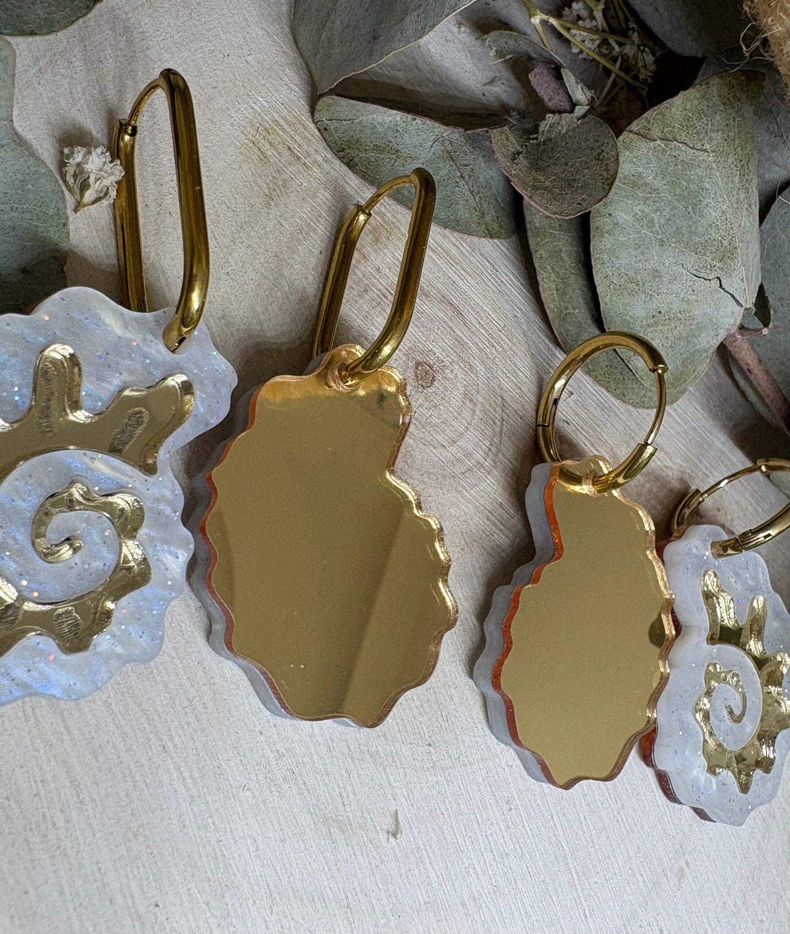 Pendientes Caracola de Metacrilato – Diseño Elegante y Original Los Pendientes Caracola son una auténtica joyita inspirada en el mar y en las formas orgánicas de la naturaleza. Un diseño original y sofisticado que combina diferentes metacrilatos para crear un efecto visual espectacular, lleno de brillo, textura y personalidad. Su forma de caracola aporta un estilo elegante pero diferente, perfecto para quienes buscan unos pendientes de metacrilato originales, ligeros y con mucho encanto. La mezcla de acabados nacarados, efecto brillo y espejo dorado convierte cada pieza en un complemento único y muy favorecedor. Además, puedes elegir entre dos tipos de aro para adaptarlos totalmente a tu estilo: aro ovalado o aro redondo. ✨ Características principales 🐚 Diseño exclusivo inspirado en caracolas marinas 🎨 Combinación de varios metacrilatos de alta calidad ✂️ Corte láser de precisión 💎 Acabados nacarados, brillo y efecto espejo 📏 Medidas: 3,5 x 2,4 cm (sin aro) 🔘 Opciones de aro: Ovalado: 2 cm x 1,5 cm Redondo: 1,8 cm 🪶 Muy ligeros y cómodos ✋ Hechos a mano con muchísimo mimo 🌊 Diseño elegante, original y muy veraniego Perfectos para elevar cualquier look y aportar un toque especial tanto en el día a día como en ocasiones especiales. Si te encantan los complementos diferentes y con personalidad, estos pendientes están hechos para ti.