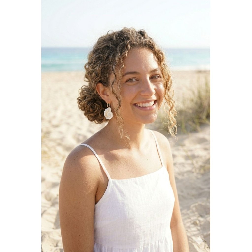 Pendientes Caracola de Metacrilato – Diseño Elegante y Original Los Pendientes Caracola son una auténtica joyita inspirada en el mar y en las formas orgánicas de la naturaleza. Un diseño original y sofisticado que combina diferentes metacrilatos para crear un efecto visual espectacular, lleno de brillo, textura y personalidad. Su forma de caracola aporta un estilo elegante pero diferente, perfecto para quienes buscan unos pendientes de metacrilato originales, ligeros y con mucho encanto. La mezcla de acabados nacarados, efecto brillo y espejo dorado convierte cada pieza en un complemento único y muy favorecedor. Además, puedes elegir entre dos tipos de aro para adaptarlos totalmente a tu estilo: aro ovalado o aro redondo. ✨ Características principales 🐚 Diseño exclusivo inspirado en caracolas marinas 🎨 Combinación de varios metacrilatos de alta calidad ✂️ Corte láser de precisión 💎 Acabados nacarados, brillo y efecto espejo 📏 Medidas: 3,5 x 2,4 cm (sin aro) 🔘 Opciones de aro: Ovalado: 2 cm x 1,5 cm Redondo: 1,8 cm 🪶 Muy ligeros y cómodos ✋ Hechos a mano con muchísimo mimo 🌊 Diseño elegante, original y muy veraniego Perfectos para elevar cualquier look y aportar un toque especial tanto en el día a día como en ocasiones especiales. Si te encantan los complementos diferentes y con personalidad, estos pendientes están hechos para ti.