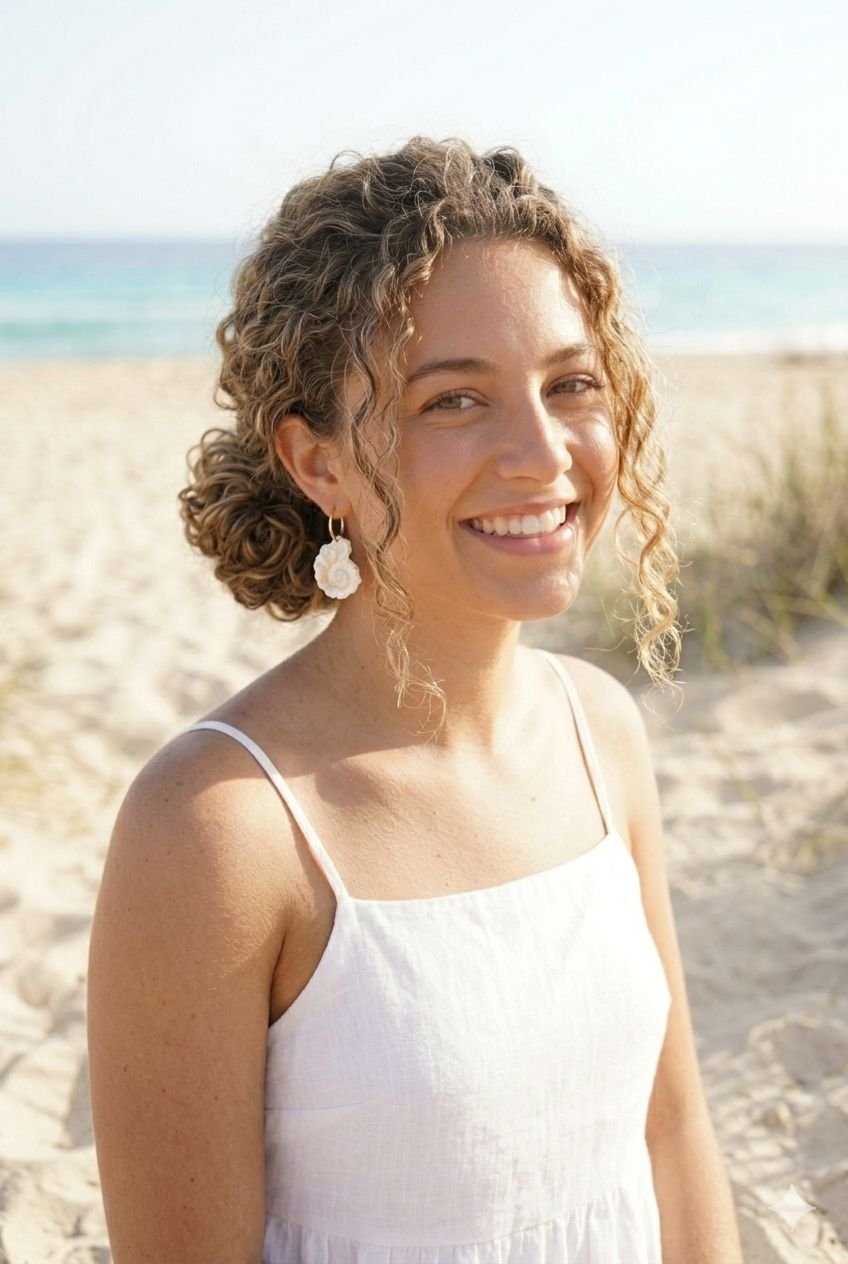 Pendientes Caracola de Metacrilato – Diseño Elegante y Original Los Pendientes Caracola son una auténtica joyita inspirada en el mar y en las formas orgánicas de la naturaleza. Un diseño original y sofisticado que combina diferentes metacrilatos para crear un efecto visual espectacular, lleno de brillo, textura y personalidad. Su forma de caracola aporta un estilo elegante pero diferente, perfecto para quienes buscan unos pendientes de metacrilato originales, ligeros y con mucho encanto. La mezcla de acabados nacarados, efecto brillo y espejo dorado convierte cada pieza en un complemento único y muy favorecedor. Además, puedes elegir entre dos tipos de aro para adaptarlos totalmente a tu estilo: aro ovalado o aro redondo. ✨ Características principales 🐚 Diseño exclusivo inspirado en caracolas marinas 🎨 Combinación de varios metacrilatos de alta calidad ✂️ Corte láser de precisión 💎 Acabados nacarados, brillo y efecto espejo 📏 Medidas: 3,5 x 2,4 cm (sin aro) 🔘 Opciones de aro: Ovalado: 2 cm x 1,5 cm Redondo: 1,8 cm 🪶 Muy ligeros y cómodos ✋ Hechos a mano con muchísimo mimo 🌊 Diseño elegante, original y muy veraniego Perfectos para elevar cualquier look y aportar un toque especial tanto en el día a día como en ocasiones especiales. Si te encantan los complementos diferentes y con personalidad, estos pendientes están hechos para ti.