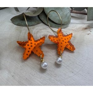 Pendientes Concha y Estrella – El toque más veraniego y original para tus looks 🌊⭐ Los nuevos Pendientes Concha y Estrella llegan para convertirse en uno de esos accesorios que no pasan desapercibidos. Inspirados en el mar, el verano y la luz de la playa, estos pendientes combinan diseños originales con metacrilatos de importación llenos de brillo, color y personalidad. Su combinación de tonos azules intensos, estrellas de mar naranjas y pequeñas perlas decorativas crea un efecto fresco, elegante y muy divertido, ideal para quienes buscan unos pendientes originales hechos a mano con un estilo diferente. Además, puedes elegir la combinación que más te guste: ✨ Dos conchas ✨ Dos estrellas ✨ Una concha y una estrella Cada pieza está elaborada con materiales de alta calidad y cortada mediante máquina láser de alta precisión, logrando acabados cuidados y llenos de detalle. Un diseño perfecto para verano 🌴 Estos pendientes tienen un aire mediterráneo y veraniego que combina genial con vestidos, looks ibicencos, ropa blanca, outfits coloridos o incluso estilos más básicos a los que quieras dar un toque especial. Las pequeñas perlas colgantes aportan elegancia y movimiento, mientras que los metacrilatos translúcidos hacen que brillen muchísimo con la luz. Son ideales para: Vacaciones y viajes Eventos de verano Cenas junto al mar Festivales Regalos originales Amantes de los accesorios artesanales Características de los Pendientes Concha y Estrella Medidas del pendiente: 3,2 x 2 cm (sin aro) Medida del aro fino: 2 cm Posibilidad de elegir: Dos estrellas Dos conchas Una estrella y una concha Metacrilatos de importación de alta calidad Fabricados con máquina láser de alta precisión Pendientes ligeros y cómodos Diseño original y artesanal Look veraniego y fresco Acabados brillantes y llenos de color Pendientes originales hechos a mano En Judith Con Alma apostamos por crear accesorios diferentes, llenos de personalidad y fabricados con muchísimo cariño. Estos pendientes son perfectos para quienes aman el mar, el verano y los complementos únicos. Si buscas unos pendientes veraniegos originales, con estilo artesanal y materiales de calidad, los Pendientes Concha y Estrella son una opción preciosa para completar cualquier look.