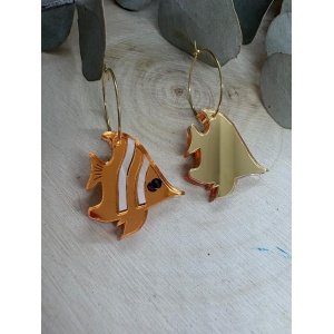 Los Pendientes Pez Mariposa de Judith con Alma son una pieza original, sofisticada y vibrante, inspirada en la exótica belleza y el colorido de los arrecifes de coral. Su diseño exclusivo evoca de forma instantánea la frescura del mar, la brisa del verano y los días eternos de playa, convirtiéndose en el accesorio imprescindible para iluminar tus mejores momentos de la nueva Colección Verano 2026. Cada una de estas piezas está meticulosamente fabricada utilizando metacrilatos de importación de la más alta calidad, combinando un deslumbrante acabado efecto espejo dorado con texturas anaranjadas y blancas que recrean las icónicas rayas del pez mariposa. Mediante un proceso de corte láser de alta precisión, logramos unos acabados impecables, limpios y llenos de luz. Además, la pieza sorprende por su doble juego visual: un lado lleno de texturas y detalles contrastados, y un reverso pulido en un espejo dorado espectacular que atrapa todos los reflejos del sol. A pesar de su gran impacto visual y sus ricos detalles, son unos pendientes extraordinariamente ligeros y cómodos de llevar, pensados para acompañarte desde una tarde en la playa hasta una cena especial en las noches de verano. Características principales Diseño exclusivo de Judith con Alma. Inspirados en el mundo marino y la fauna exótica de los océanos. Fabricados con metacrilatos de importación de alta gama. Combinación única de metacrilato efecto espejo y destellos dorados. Corte láser de alta precisión para unos acabados limpios y profesionales. Muy ligeros y cómodos, ideales para llevar durante horas. Medida de la figura: 2,6 x 2,5 cm. Aro fino dorado de 2 cm, a juego con la calidez del diseño. El complemento perfecto para resaltar tus looks de verano. Pieza artesanal realizada con mucho mimo en pequeñas series limitadas. Perteneciente a la Colección Verano 2026.