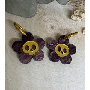 Pendientes Flor Calavera  ¡Atrévete a brillar con un estilo único y misterioso con los nuevos Pendientes Flor Calavera de Judith con Alma! Esta pieza exclusiva de nuestra Colección Halloween 2026 fusiona la delicadeza de una flor con la simbología gótica y rebelde de una calavera, creando un accesorio que no pasará desapercibido. Diseñados para quienes buscan un accesorio atrevido pero con un toque chic, estos pendientes son el complemento perfecto para tus looks de diario en otoño o para destacar en cualquier celebración de Halloween.