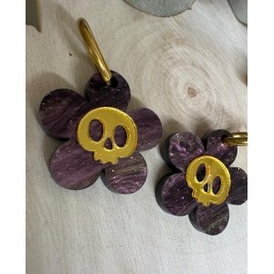 Pendientes Flor Calavera  ¡Atrévete a brillar con un estilo único y misterioso con los nuevos Pendientes Flor Calavera de Judith con Alma! Esta pieza exclusiva de nuestra Colección Halloween 2026 fusiona la delicadeza de una flor con la simbología gótica y rebelde de una calavera, creando un accesorio que no pasará desapercibido. Diseñados para quienes buscan un accesorio atrevido pero con un toque chic, estos pendientes son el complemento perfecto para tus looks de diario en otoño o para destacar en cualquier celebración de Halloween.