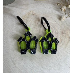 Pendientes Casita Encantada – Colección Halloween 2026 Dale un toque misterioso y divertido a tus looks con los Pendientes Casita Encantada de Judithconalma. 🖤 Su diseño de casita encantada, con contraste de negro y verde flúor, es perfecto para lucir unos pendientes originales y diferentes durante Halloween. Características: - Diseño: Casita encantada, ideal para Halloween. - Medidas: 2,5 x 1,8 cm aproximadamente. - Material: Metacrilato de primera calidad. - Fabricación: Cortados a láser con gran precisión. - Estilo: Originales, ligeros y cómodos de llevar. - Colección: Halloween 2026 de Judithconalma. - Ideal para: Completar tus disfraces, dar un toque terrorífico a tus looks o sorprender con un regalo original.