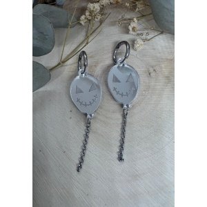 Dale un toque terroríficamente original a tus looks con los Pendientes Globos con Cadena de Judithconalma. Su diseño de globos con caritas de Halloween y cadena colgante aporta movimiento, personalidad y un estilo único. ¡El complemento perfecto para lucir diferente durante la temporada más spooky del año! Características: - Colección: Halloween 2026. - Medidas: 5 x 1,7 cm aproximadamente. - Material: Metacrilato de primera calidad. - Diseño: Globos con cara terrorífica y cadena colgante metálica. - Corte: Láser de alta precisión. - Estilo: Original, divertido y atrevido. - Marca: Diseño exclusivo de Judithconalma.