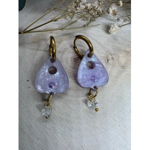 Pendientes Puntero Ouija | Colección Halloween 2026 Atrévete a completar tus looks más misteriosos con los Pendientes Puntero Ouija de Judithconalma, un diseño original inspirado en el universo esotérico, las sesiones de espiritismo y la estética mágica de Halloween. 🖤 Estos pendientes destacan por su forma de puntero de ouija, con un precioso acabado en tonos lila, detalles brillantes y un delicado adorno colgante que aporta movimiento y luminosidad. Los aros dorados crean un contraste elegante con el metacrilato, dando lugar a una combinación muy especial entre lo misterioso, lo original y lo sofisticado. Su diseño es perfecto para quienes buscan pendientes originales de Halloween que se salgan de lo habitual. Ideales para fiestas temáticas, looks alternativos o para añadir un toque mágico y diferente a tus conjuntos durante el otoño. Como parte de la colección exclusiva de Halloween 2026 de Judithconalma, estos pendientes están pensados para las amantes de los accesorios únicos, la bisutería creativa y los complementos con personalidad. Su tamaño permite lucir un diseño llamativo sin renunciar a la versatilidad, convirtiéndolos en una opción estupenda tanto para ocasiones especiales como para dar un toque diferente a tus estilismos cotidianos. Combínalos con prendas negras, tonos morados o accesorios de inspiración gótica para conseguir un look de Halloween espectacular. También son una idea de regalo original para quienes disfrutan de la estética mística, las ouijas y los complementos diferentes. Características de los Pendientes Puntero Ouija - Nombre: Pendientes Puntero Ouija. - Marca: Judithconalma. - Colección: Halloween 2026. - Diseño: Puntero inspirado en las tablas ouija, con detalles decorativos y abalorio colgante. - Material: Metacrilato de primera calidad. - Medidas aproximadas: 3 x 1,5 cm. - Aros: Acabado dorado. - Estilo: Esotérico, misterioso, original y alternativo. - Fabricación: Corte con máquina láser de alta precisión. - Ideal para: Halloween, fiestas temáticas y looks con personalidad. ¿Preparada para invocar tu lado más original? Los Pendientes Puntero Ouija son ese complemento especial que dará a tus looks un toque misterioso, brillante y muy Judithconalma. ✨ Acumbamail Acumbamail: email marketing, SMS y landing pages Herramienta de marketing en castellano